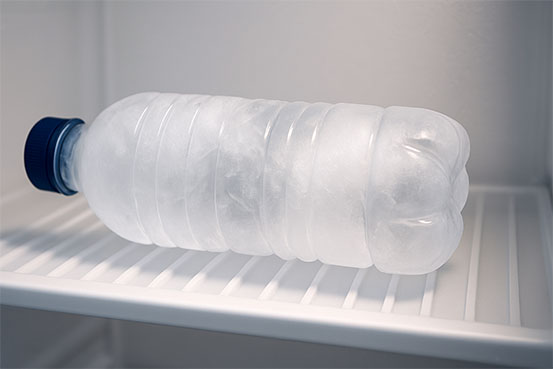 凍ったペットボトル